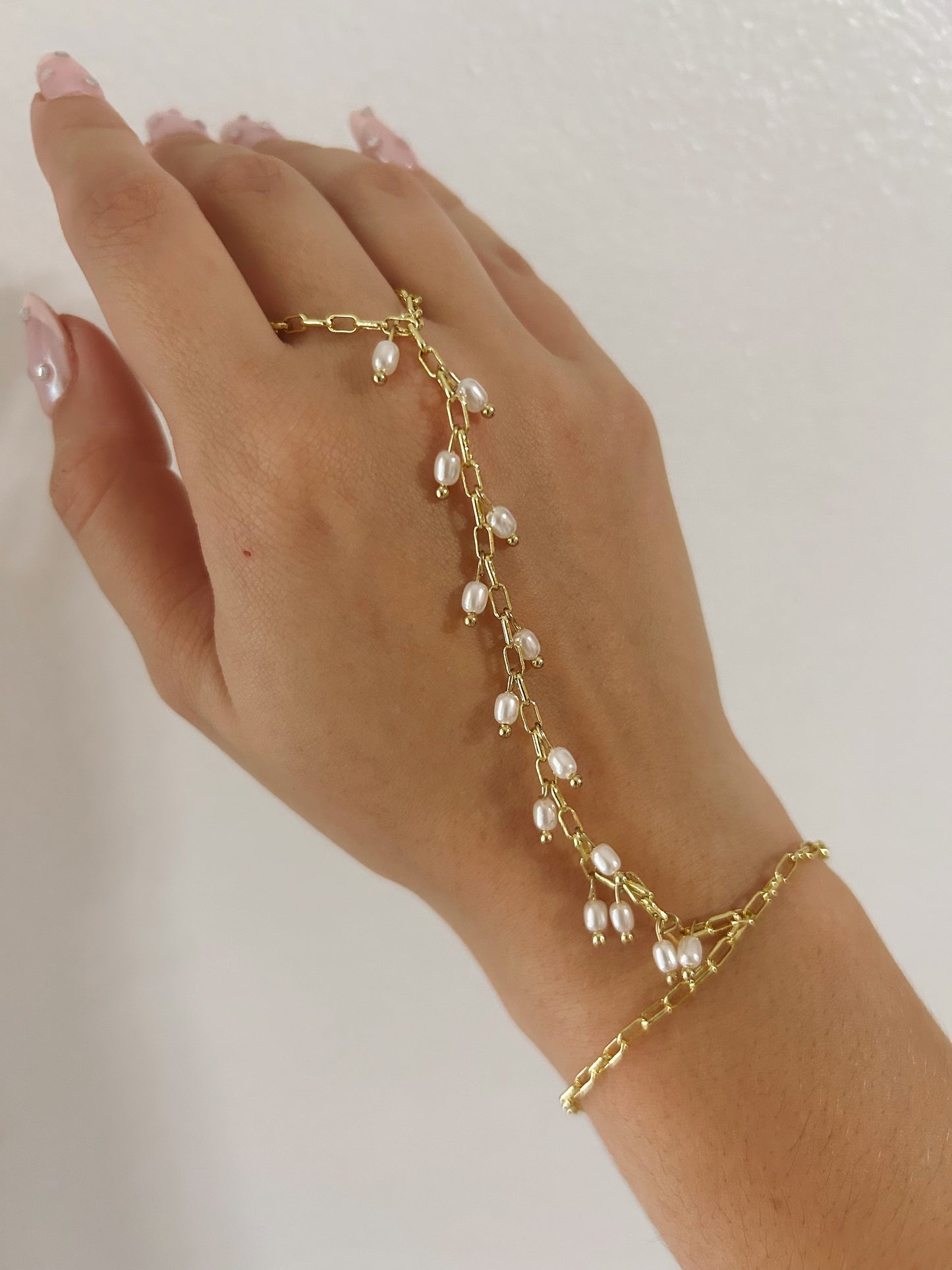 Perlada Hand Chain